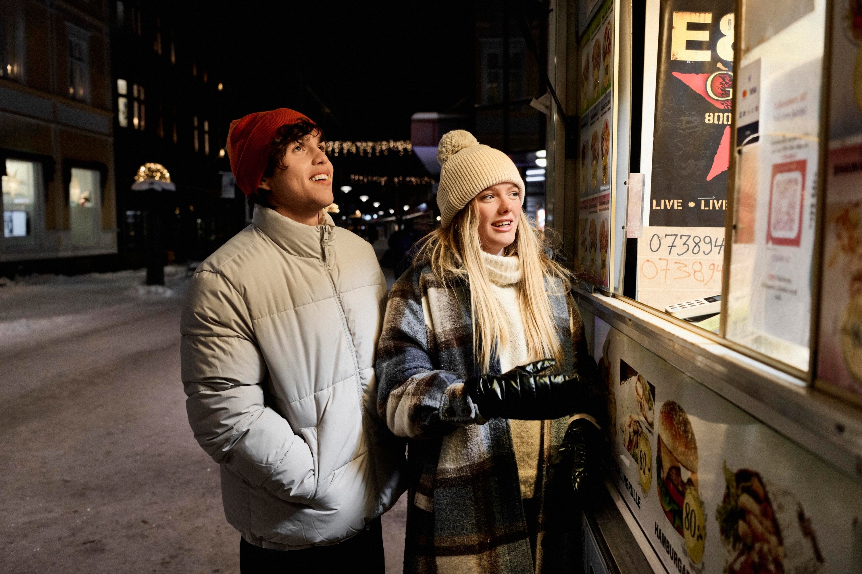 Två unga personer handlar från en food truck