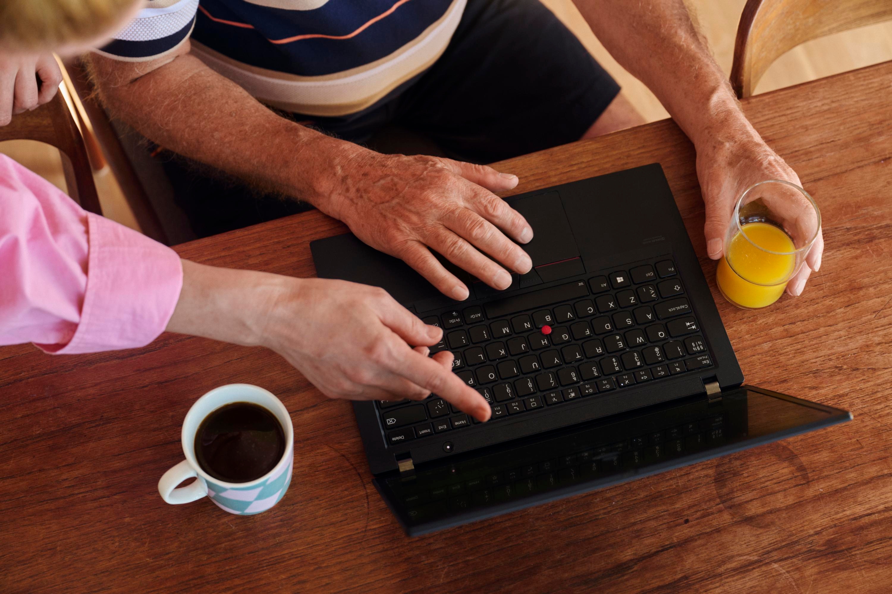 Två personer arbetar tillsammans med en dator