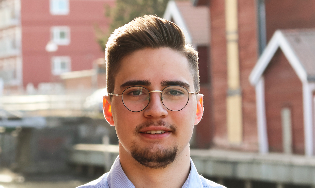 Kille vid sjöbodarna i Hudiksvall