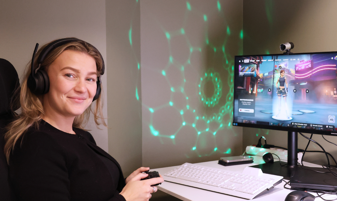 Tjej som spelar datorspel