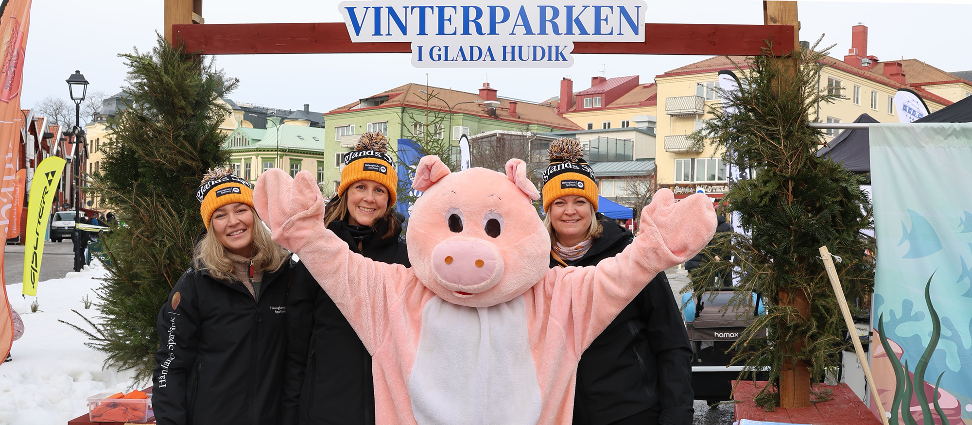 Glada kollegor med vår maskot Sparbanksgrisen