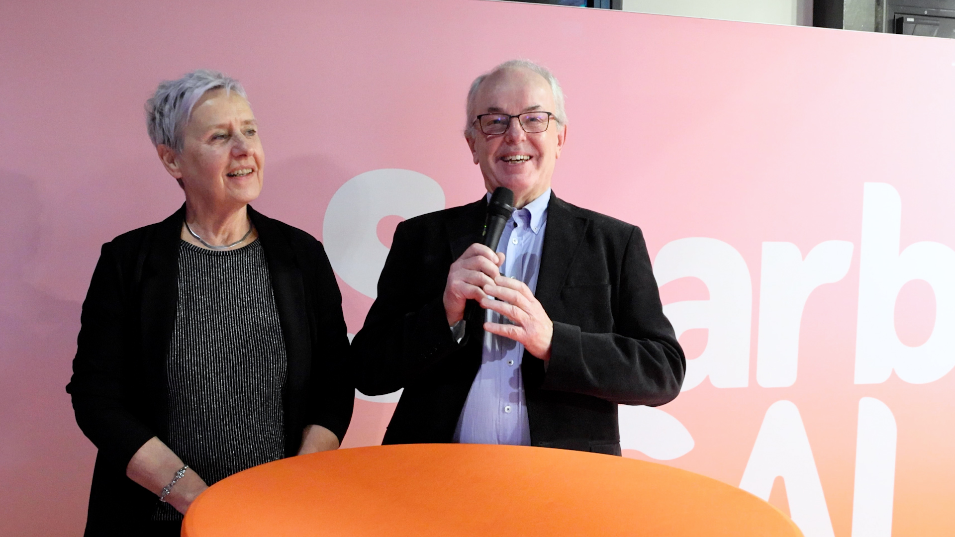 Man och kvinna i intervju