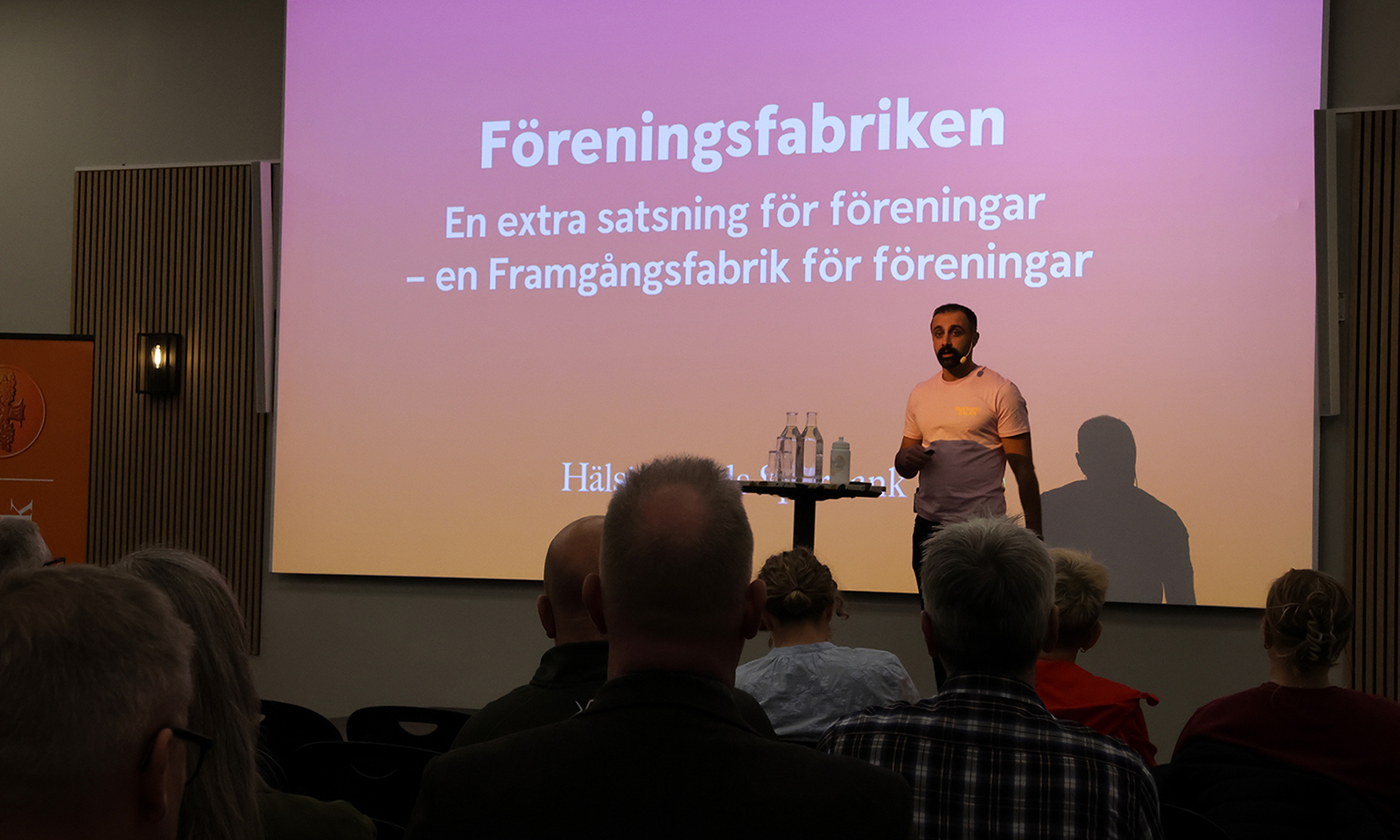 En man håller en presentation inför folk